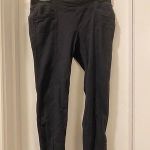 Mid-Raise cropped Athleta leggings with pockets.